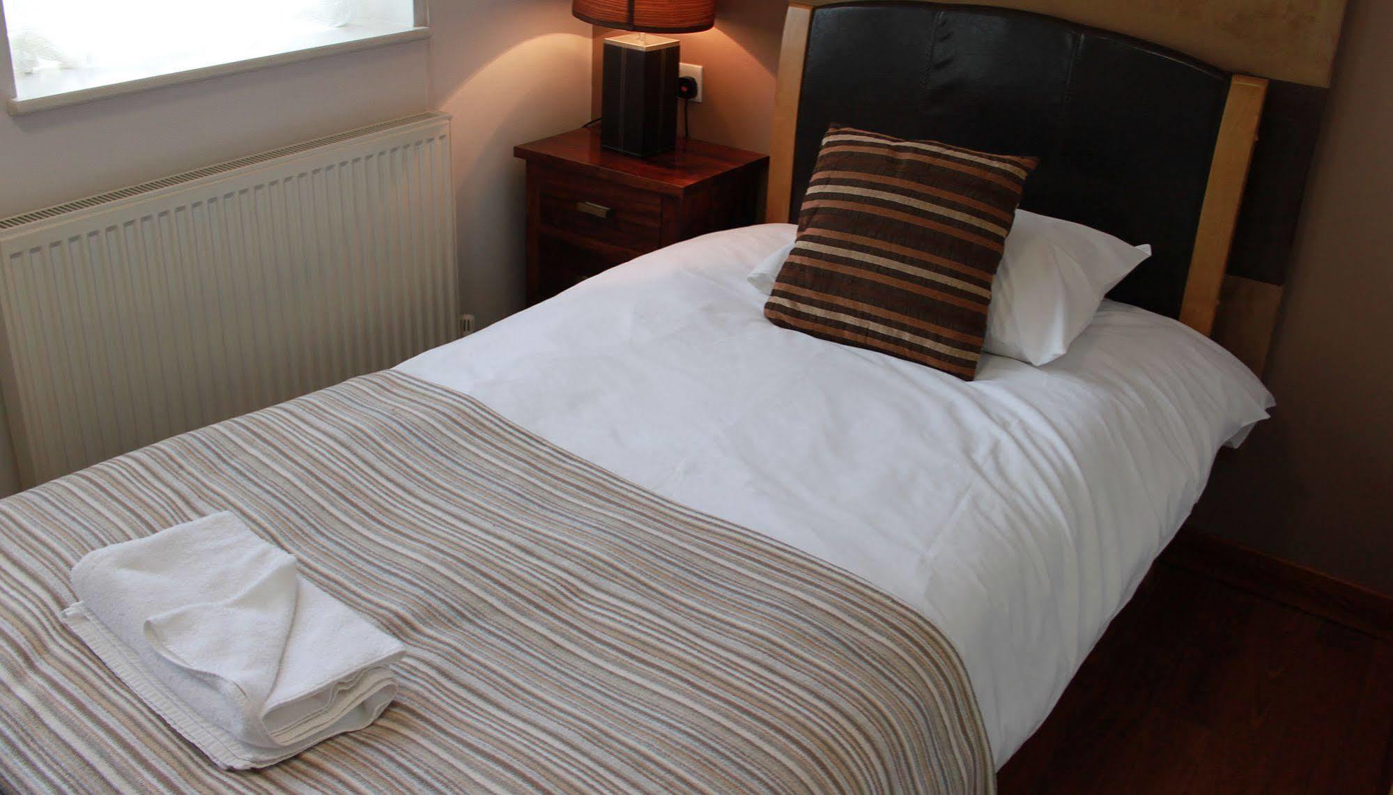 Leaside Hotel Luton  Bagian luar foto