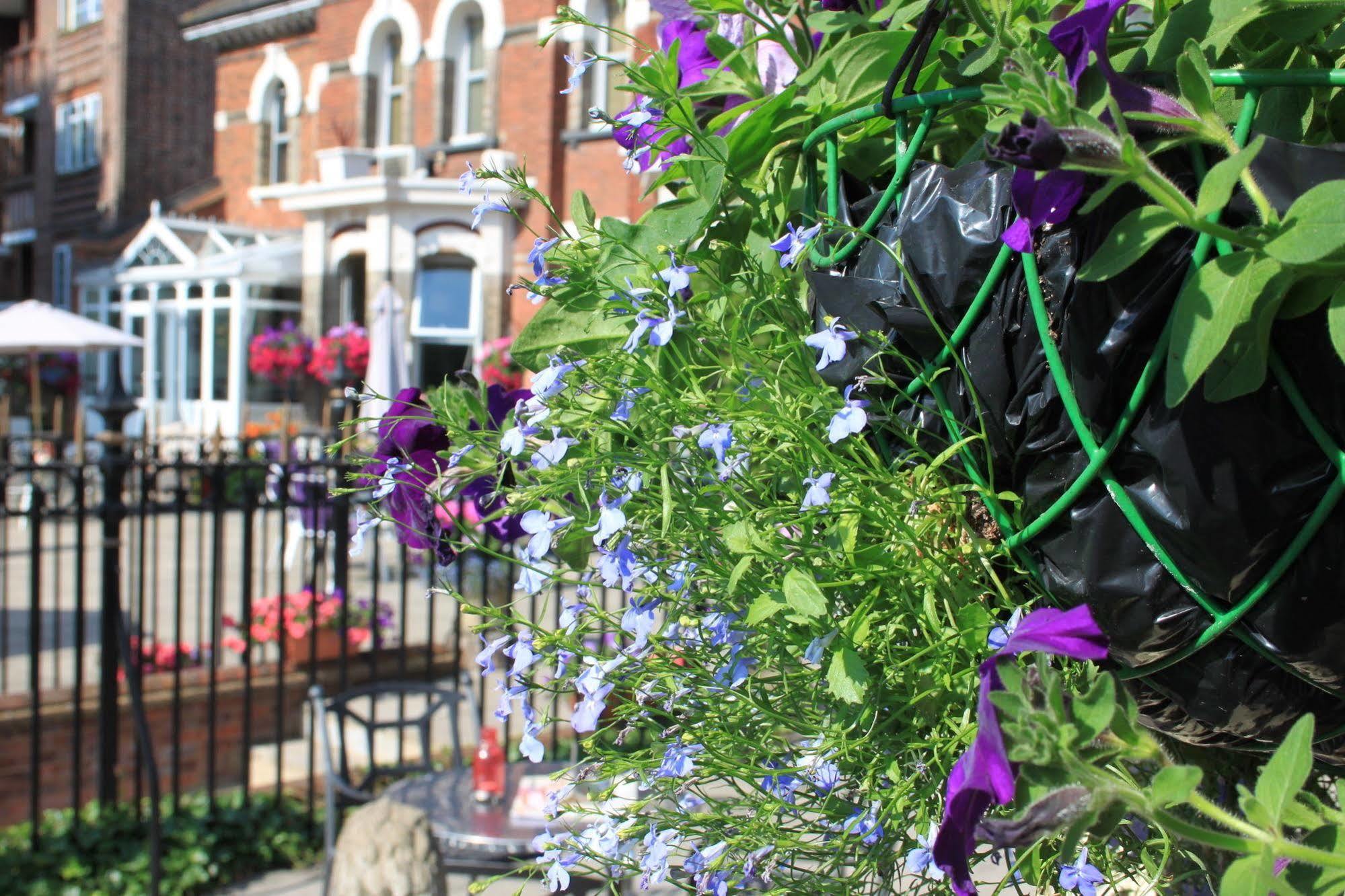 Leaside Hotel Luton  Bagian luar foto